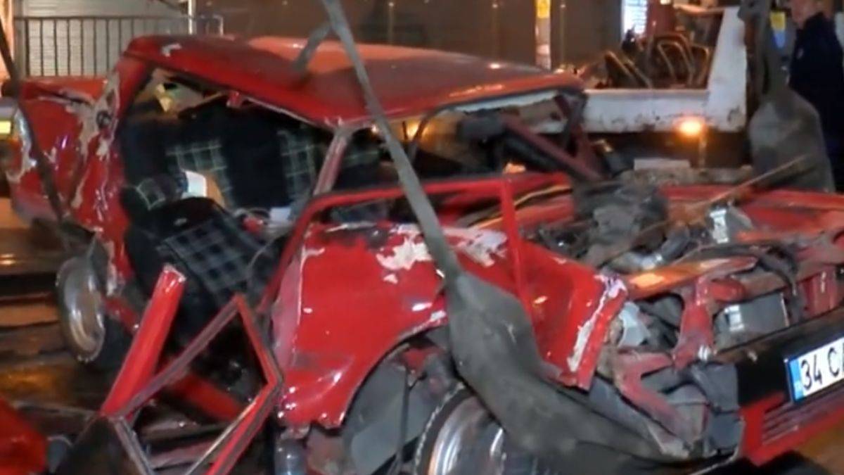 Tofaş ezilmiş tenekeye döndü, 2 kişi zor kurtarıldı