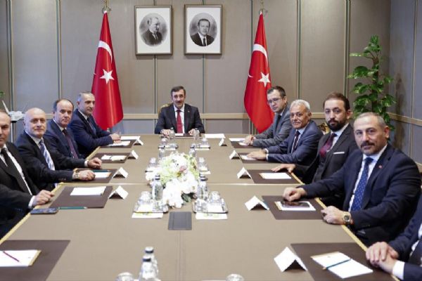 Müteahhitlerden Cumhurbaşkanı Yardımcısı Yılmaz'a ziyaret