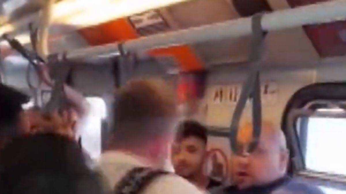 Metroda kadınların fotoğrafını çektiği iddia edilen yolcuya dayak