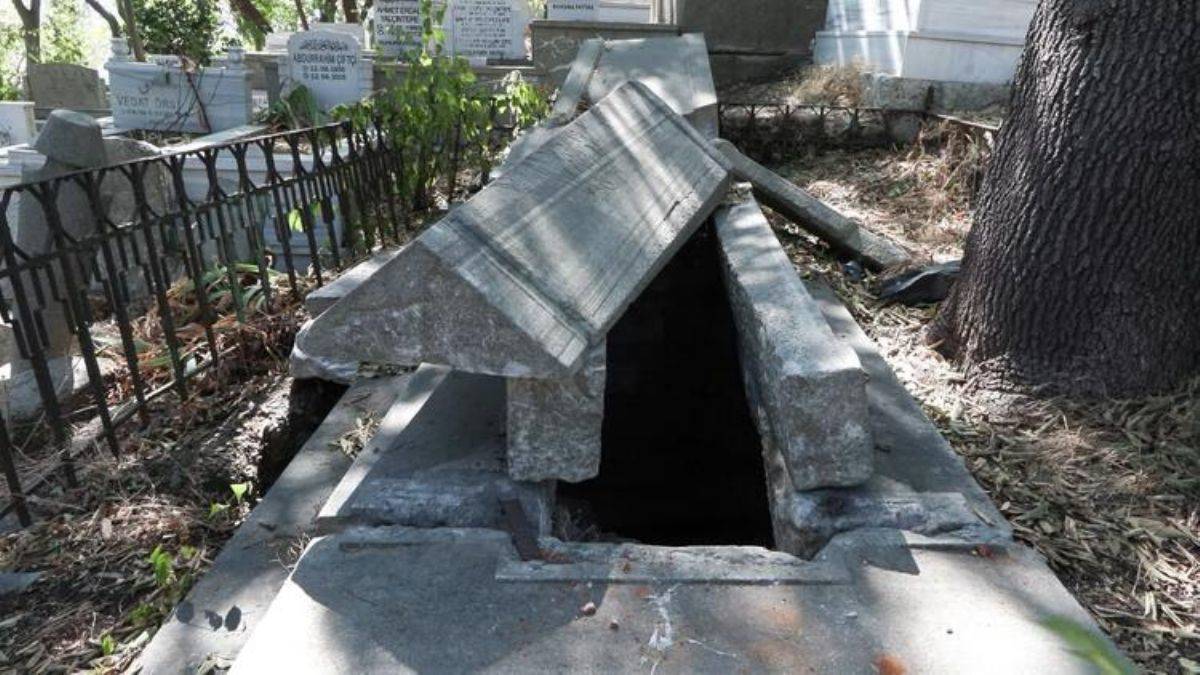 Eyüpsultan'da tarihi mezarlar talan edildi!