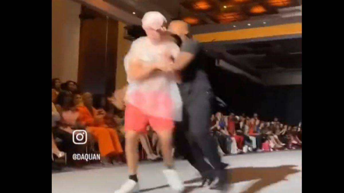 Defile’yi çöp torbasıyla boykot eden adama saldırı