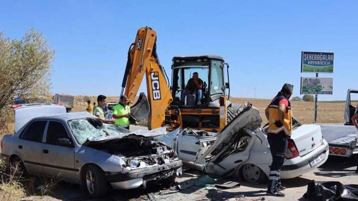 Hatalı sollamada feci kaza: 3 ölü, 2 yaralı