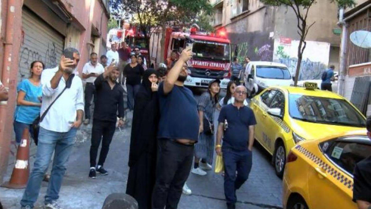 Beyoğlu'nda intihar merakı! Yol kapandı