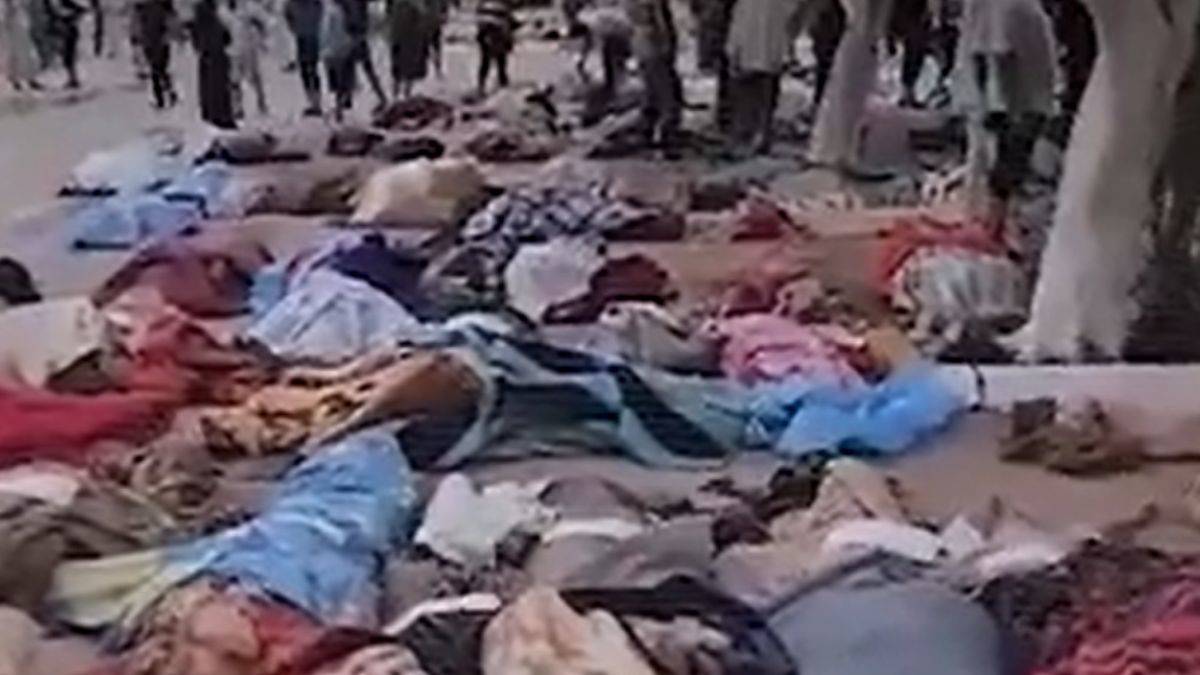 Libya'daki selde ölenlerin cenazeleri caddelerde sahiplerini bekliyor