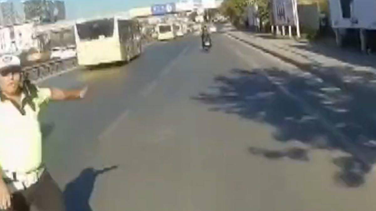 Trafik polisi: 'Öndeki arabayı takip et!'