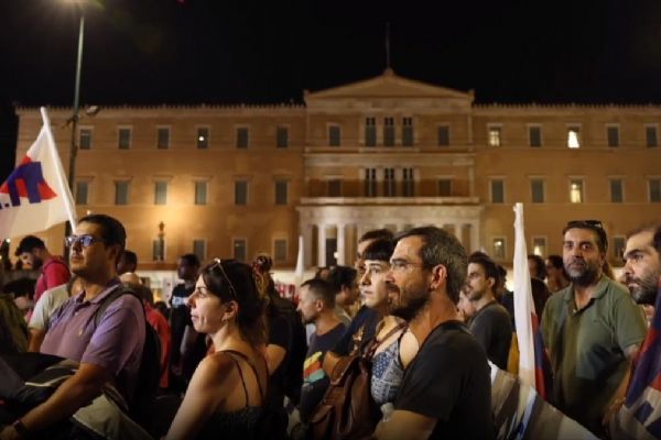 Yunanistan'da 'yetersiz' bulunan hükümet protesto edildi
