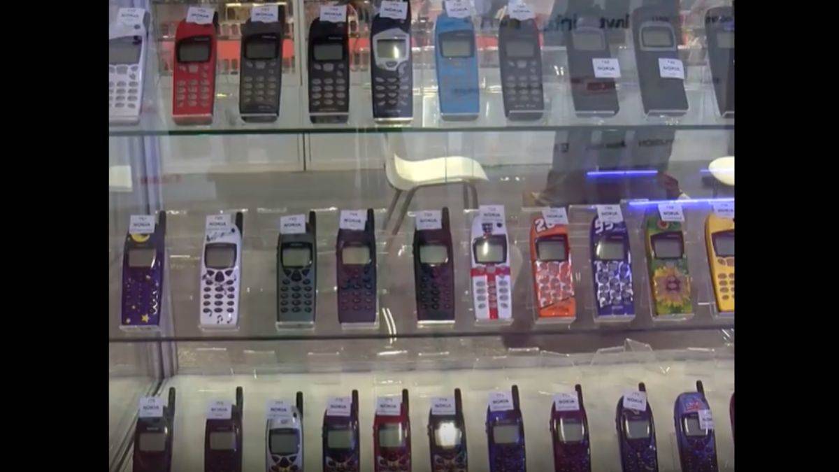 Telefon koleksiyonuyla rekor kırdı