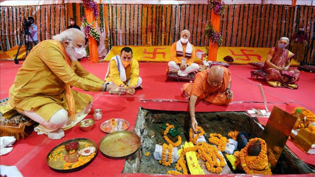 Hindu ırkçıların yıktığı tarihi caminin yerine tapınak yapıldı