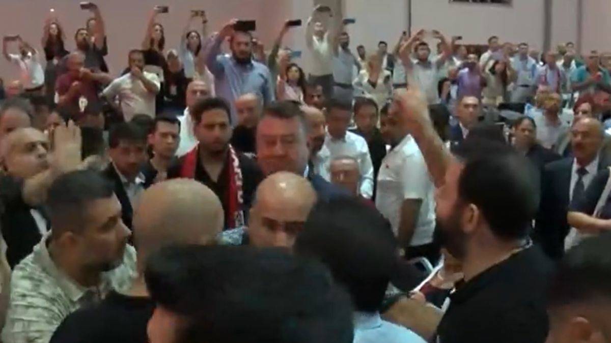 CHP Kongresi: 'Sakin olun, CHP'ye bu yakışmaz'