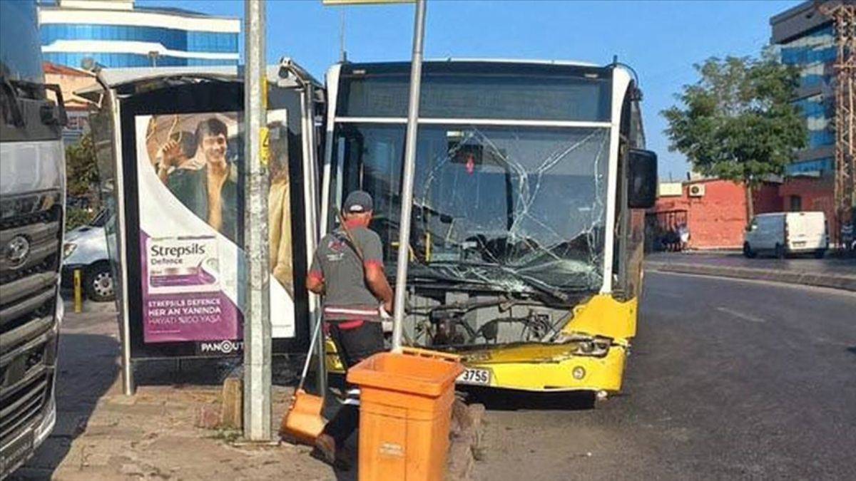 İETT otobüsü durağa çarptı