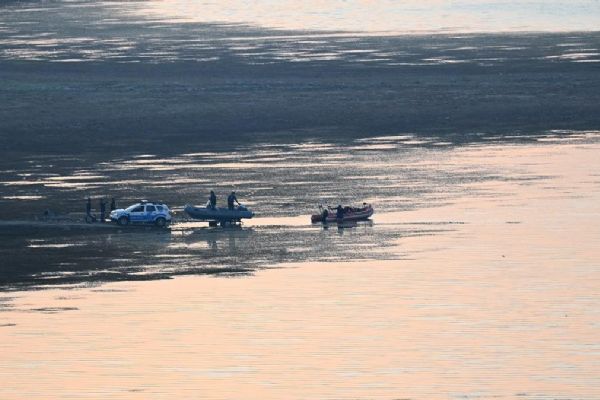 İzmir'deki orman yangınına müdahale eden helikopter baraja düştü