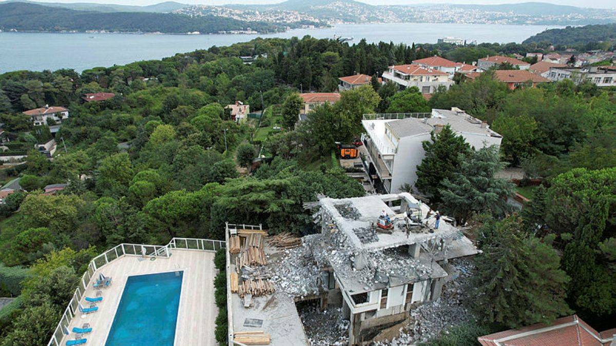 Halk TV Yönetim Kurulu Başkanı Mahiroğlu, iki mührü de sökerek kaçak inşaatını kamufle edip inşaat çalışmasına devam ediyor