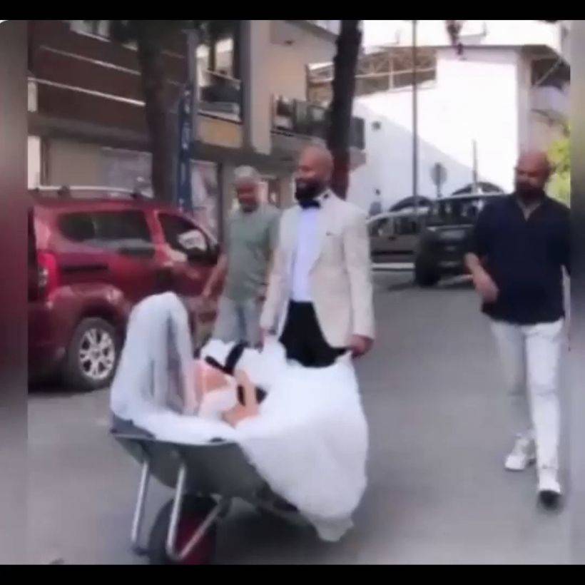 Aydın'da gelin almaya giden damat, gelini el arabasına koyarak böyle götürdü