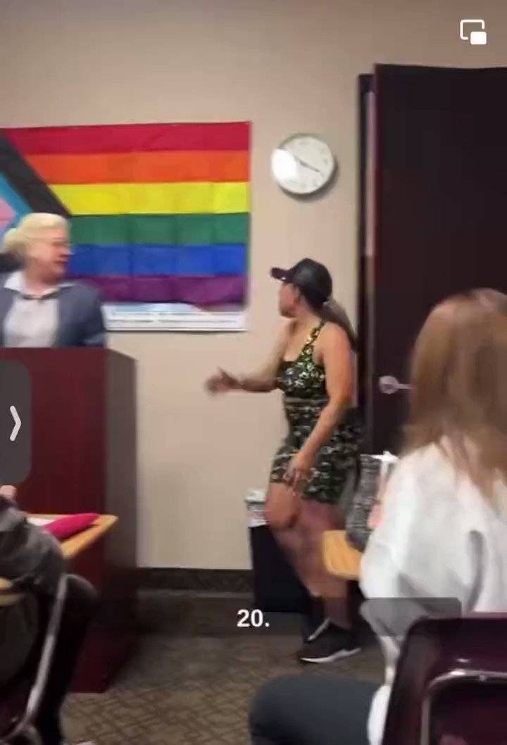 Amerika'da bir anne çocuğunun sınıfında asılı olan LGBT bayrağını çöpe attı