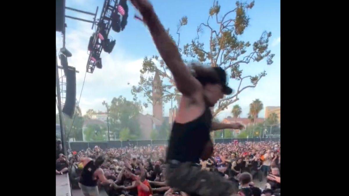 Konserde kalabalığın üzerine atladılar