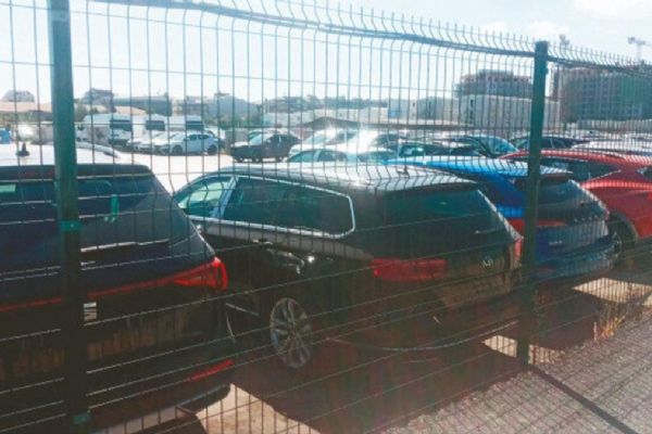 İSPARK mı, oto pazarı mı? Vatandaş park edecek yer bulamıyor