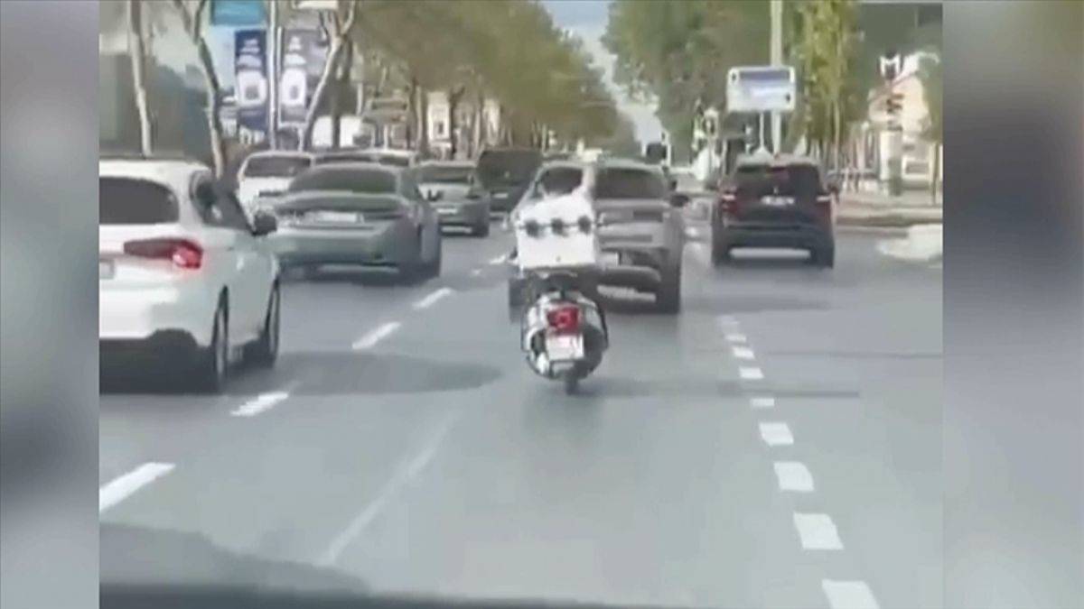 Motokurye ambulansa yol açtı