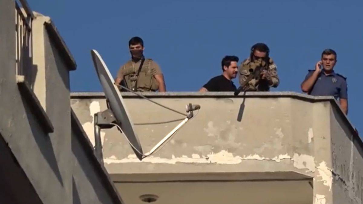 4 saatlik operasyon: Annesini rehin aldı, polislere çamaşır suyu attı