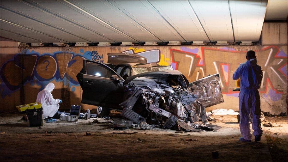 Duvara çarpan araçtaki 4 kişi öldü