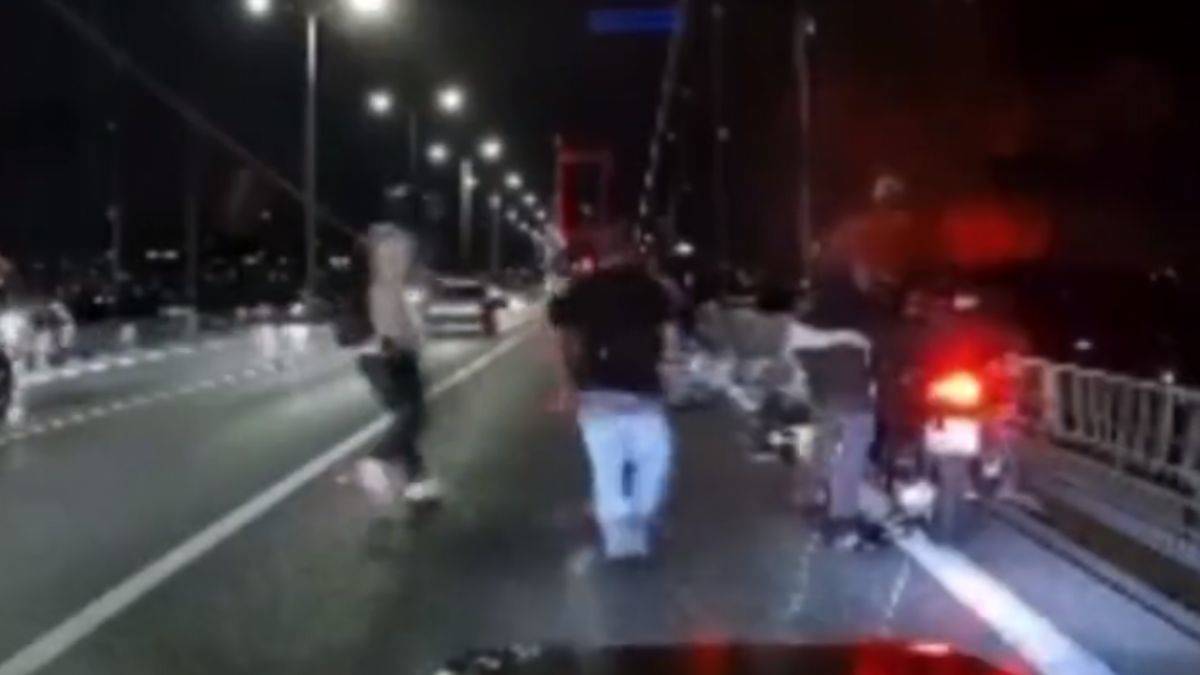 Motosikletli polise otomobil çarptı