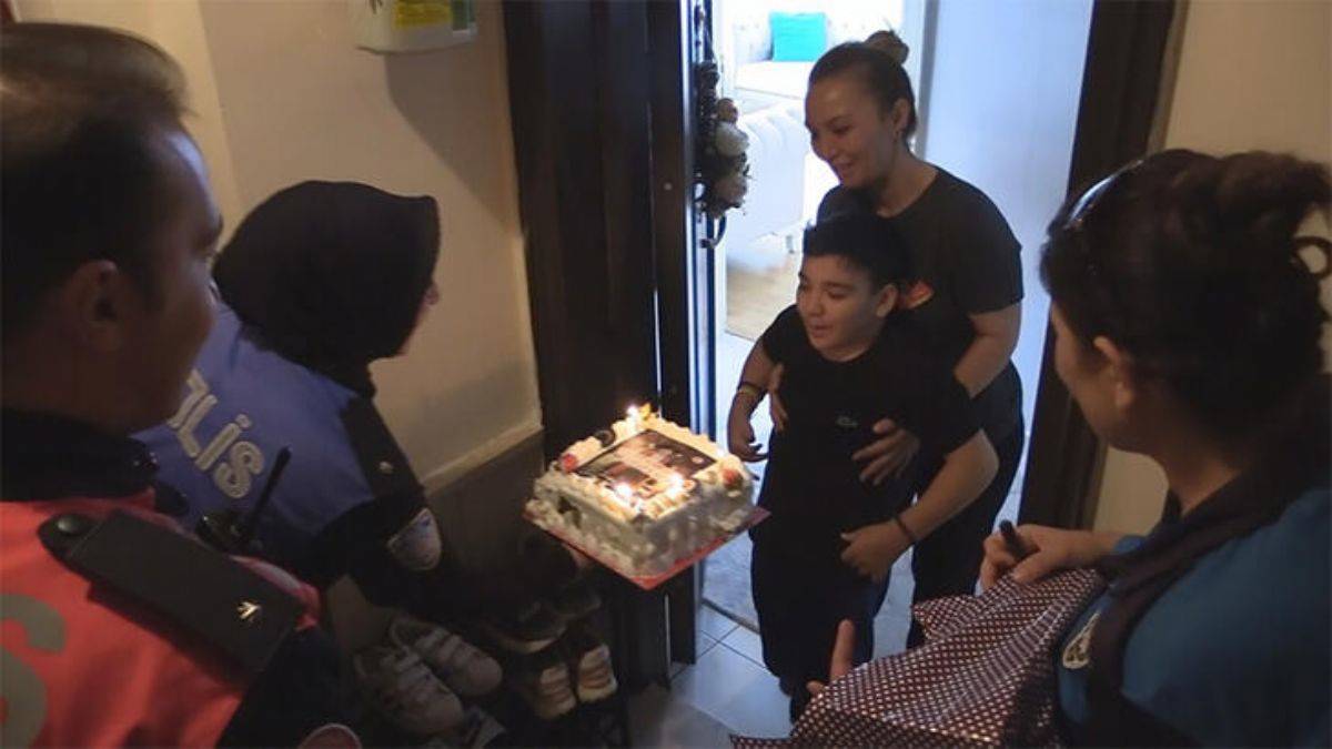 Polisten Mustafa Alp’e doğum günü sürprizi