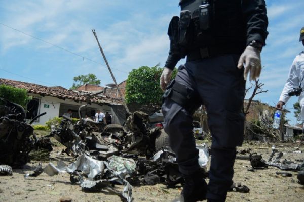 Kolombiya'da bomba yüklü araç saldırılarını silah bırakmayan eski FARC üyeleri üstlendi