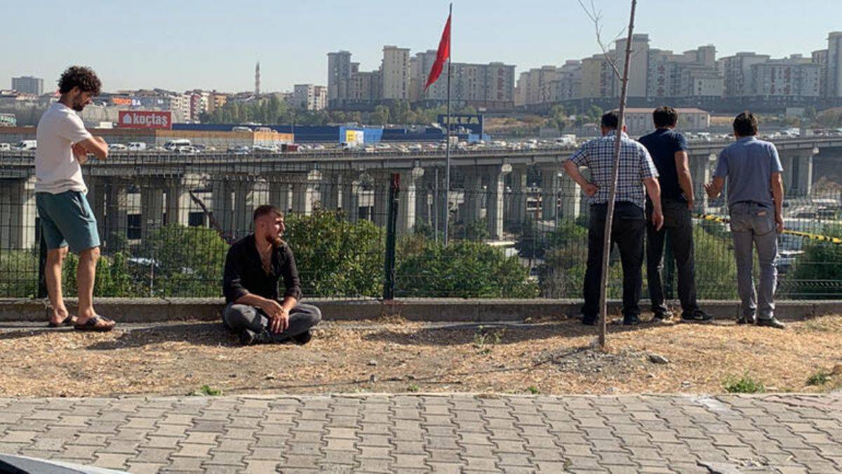 Yaslandığı çitle birlikte aşağı düşüp öldü