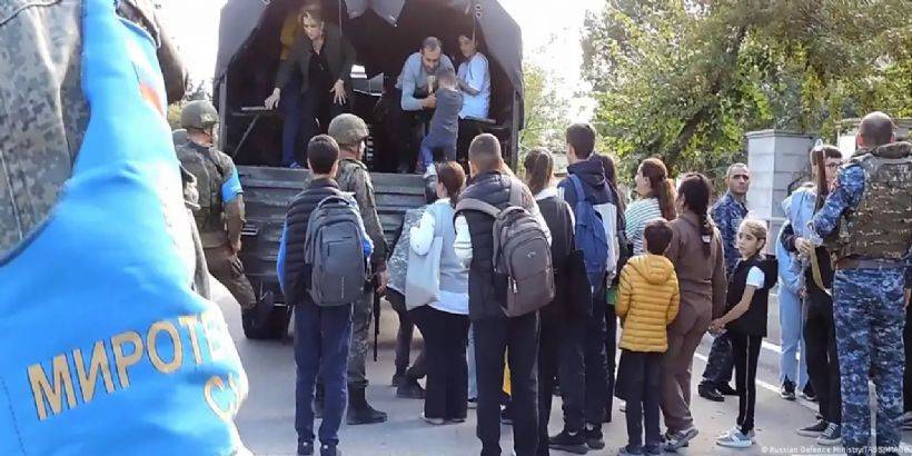 Dağlık Karabağ'dan Ermenistan'a geçişler sürüyor