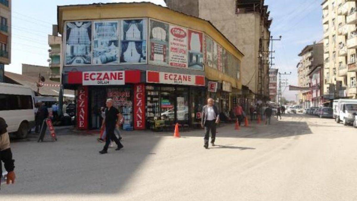 Genç öğretmen eczane kapısında kalp krizinden öldü