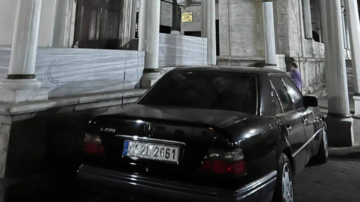 Cami girişini işgal eden lüks araç kimin?