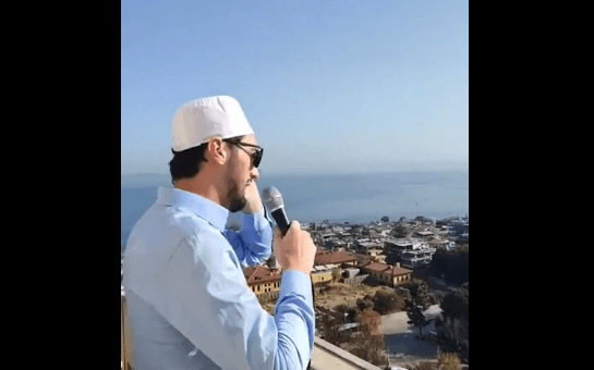 Ayasofya Camii'nde ezan okuyan müezzin tüyleri diken diken etti