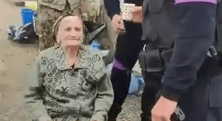 Azerbaycan polisi yaşlı bir Ermeni kadına su ikram ediyor