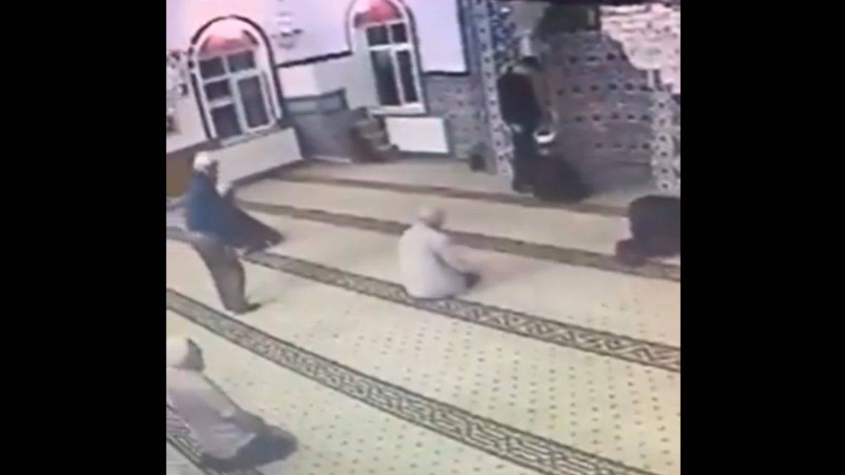 Namaz kılan imama sataştı