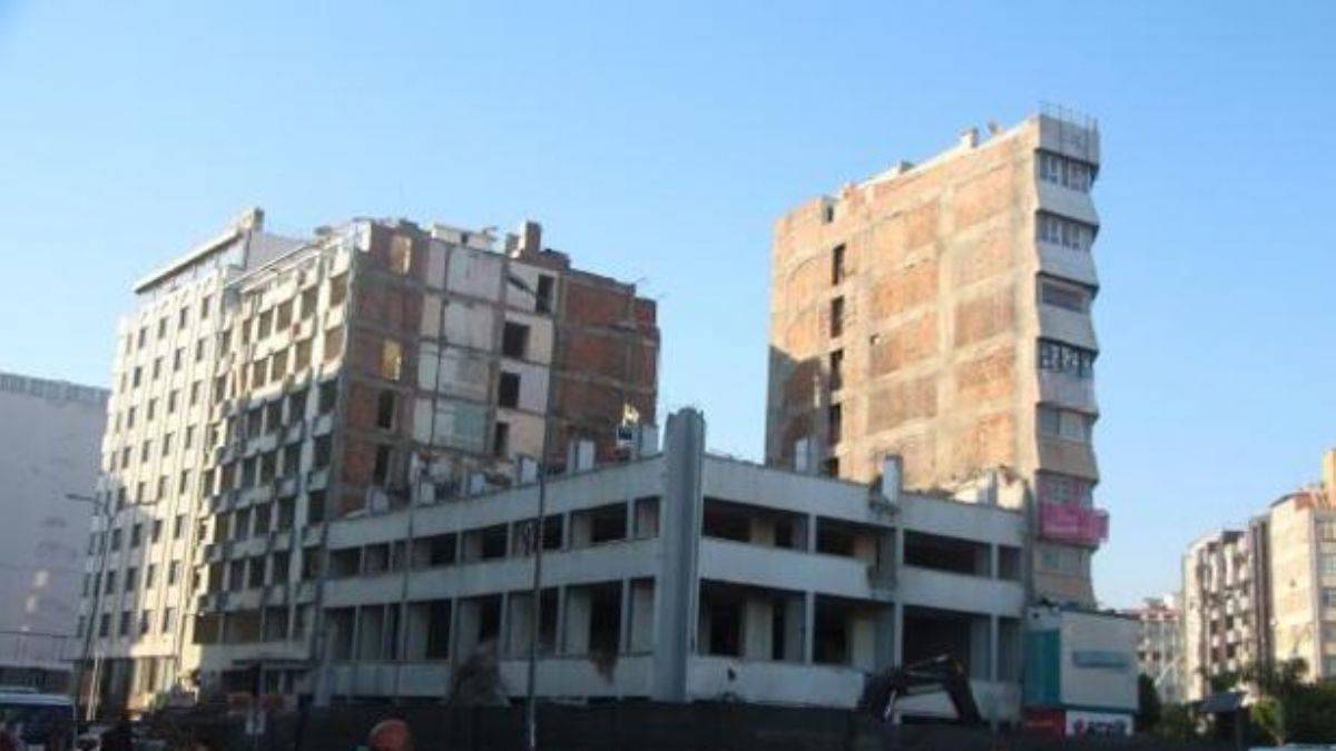 Yandaki bina yıkılınca ortaya çıktı