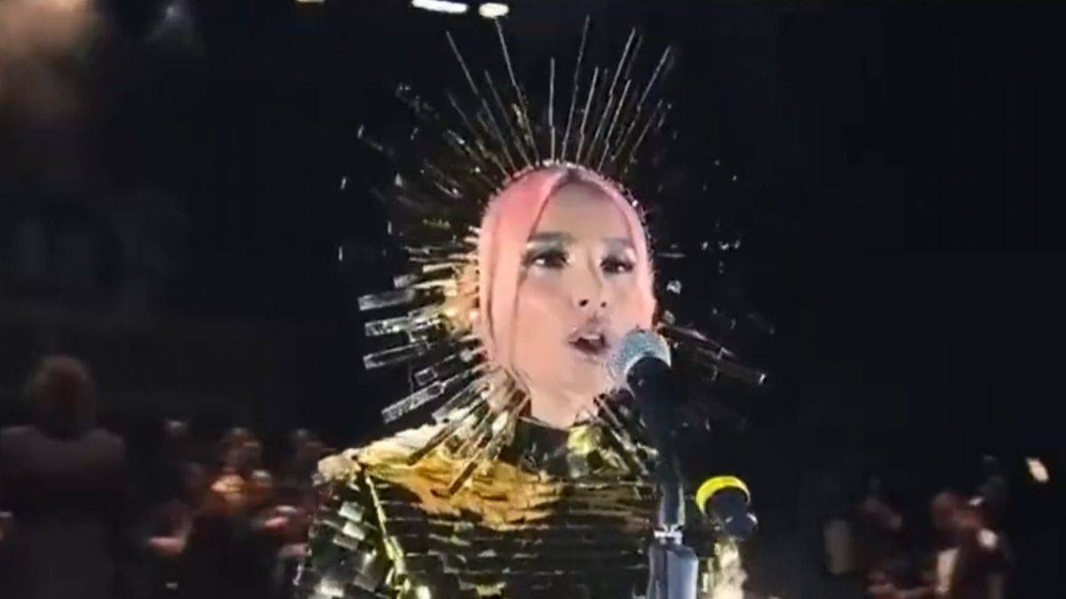 Şarkıcı Gülşen'den Amerikan tarzı İstiklal Marşı!