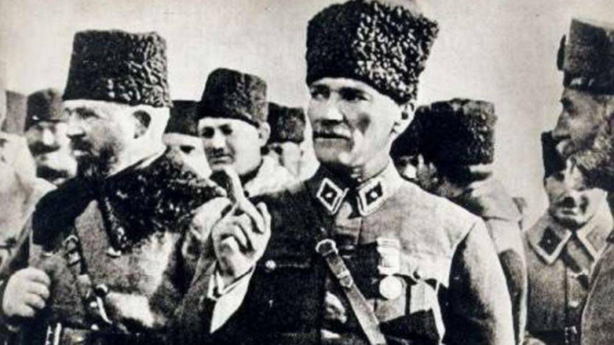 Besim Tibuk: Osmanlı'yı Mustafa Kemal yıktı