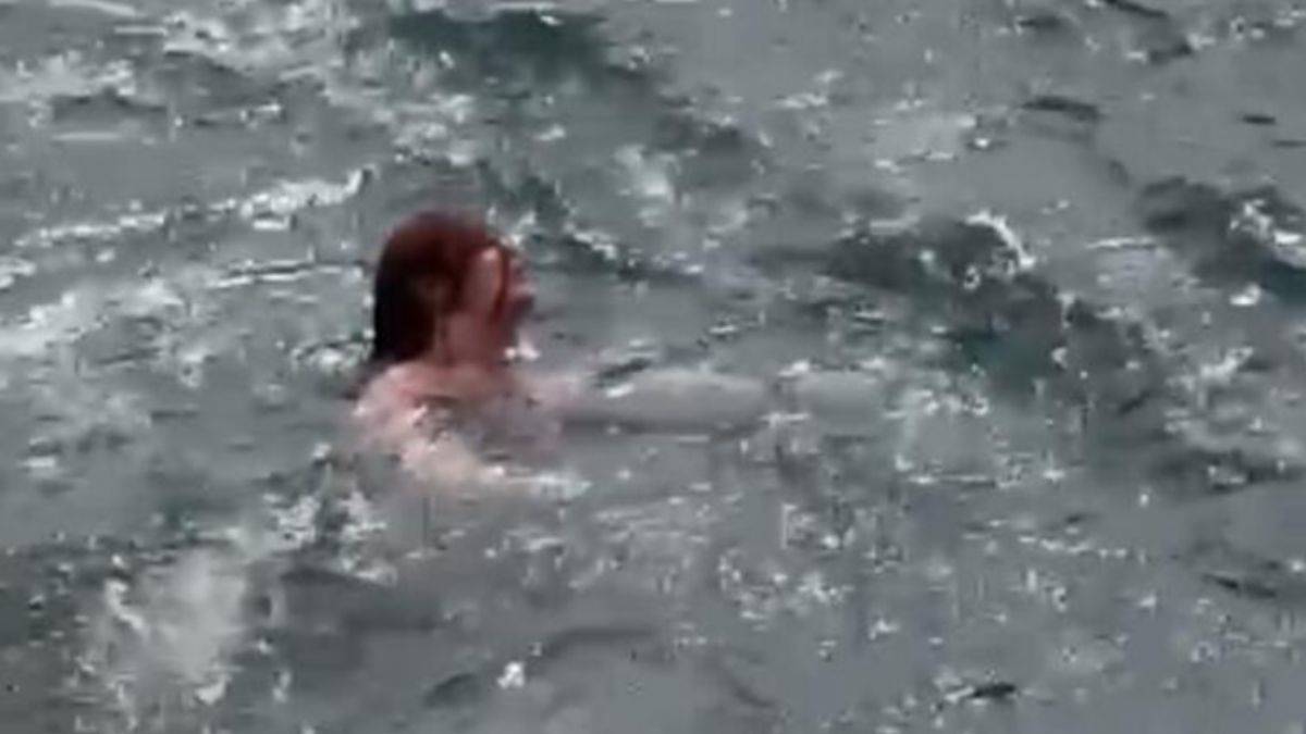 Kadıköy açıklarında vapurdan denize düştü