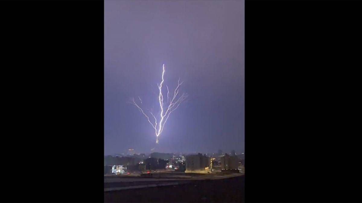 Mekke'deki saat kulesine yıldırım düştüğü anlar görüntülendi