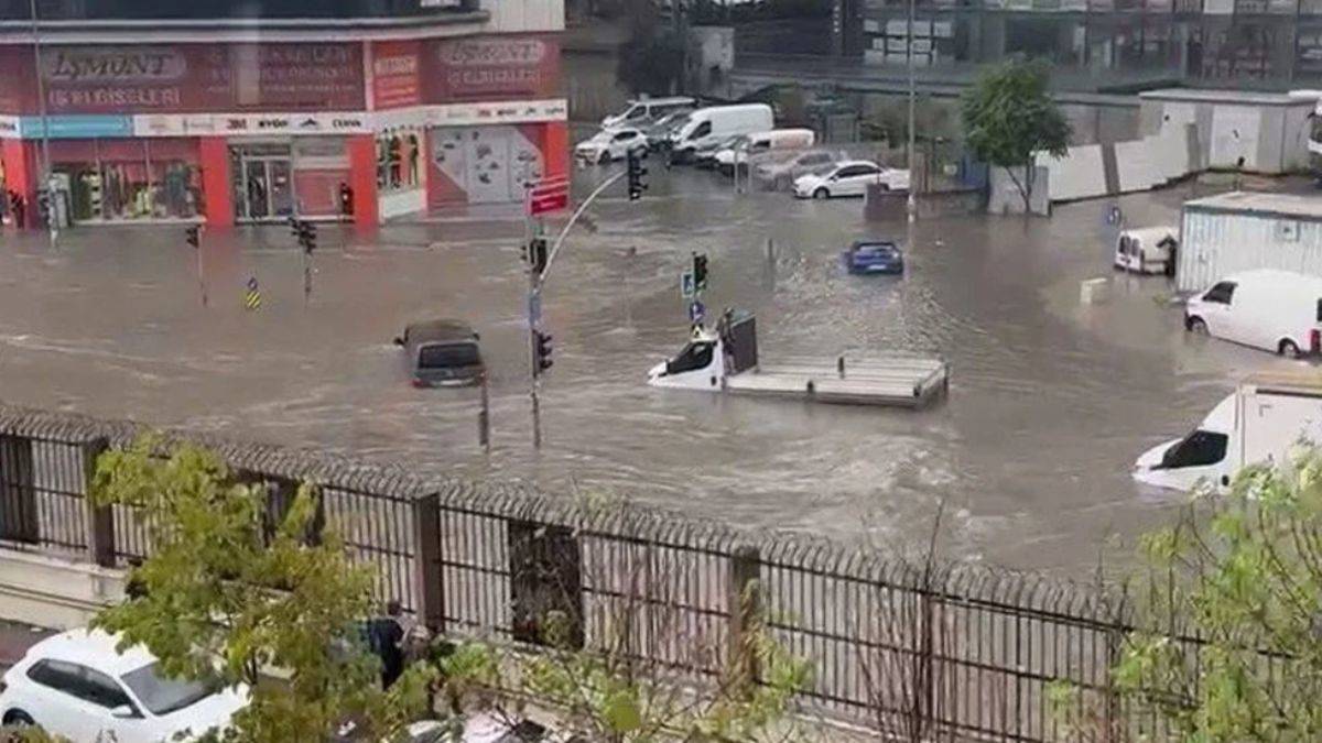 İstanbul'da su baskınları; araçlar suya gömüldü