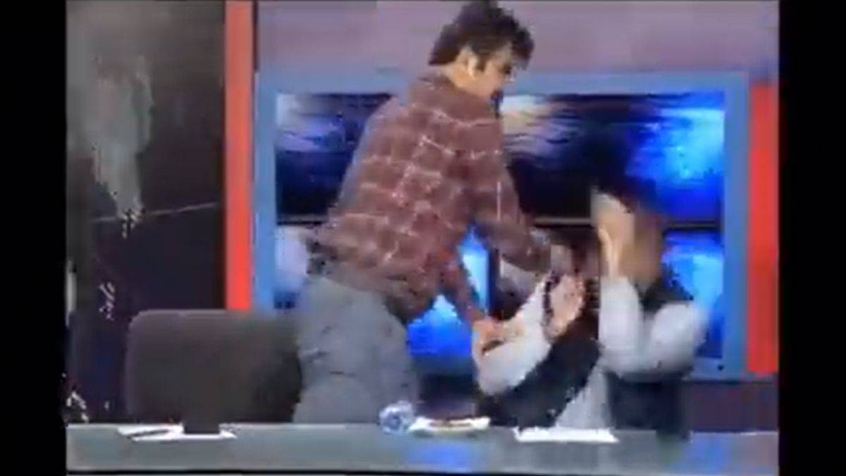 Pakistan televizyonunda yumruklu kavga