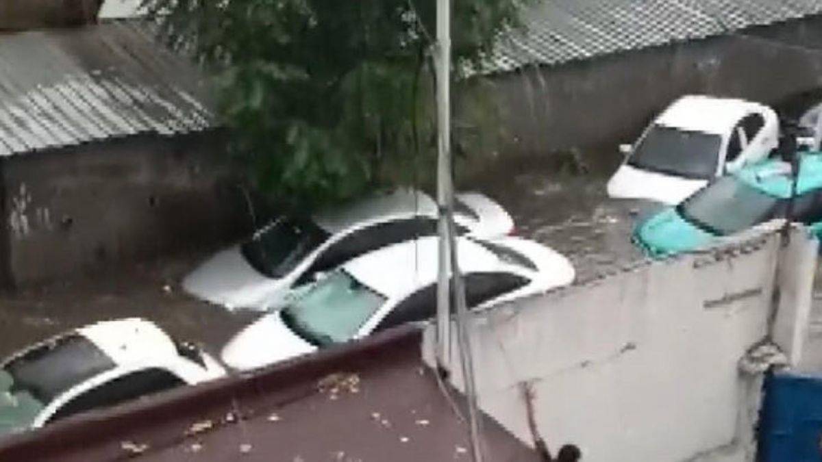 Gaziosmanpaşa'da araçlar sele kapıldı