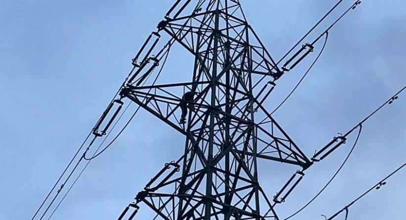 Erkek arkadaşı mesajına cevap vermedi diye 40 metrelik yüksek gerilim hattına tırmandı