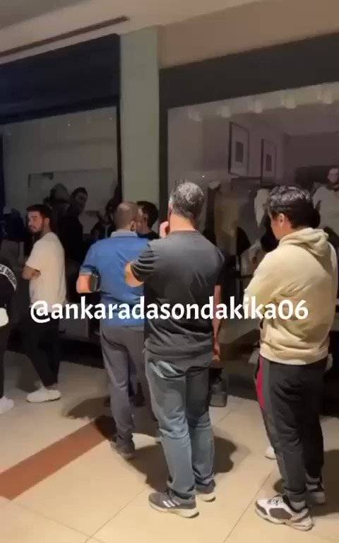Büyük gün geldi, sabah erkenden sıraya girdiler! AVM'deki iPhone 15 kuyruğu gündem oldu