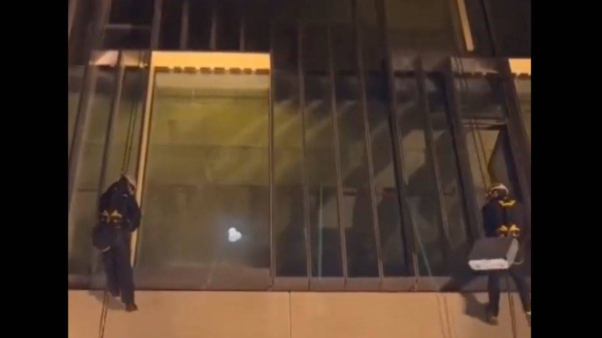 iPhone 15'ler helikopterle geldi