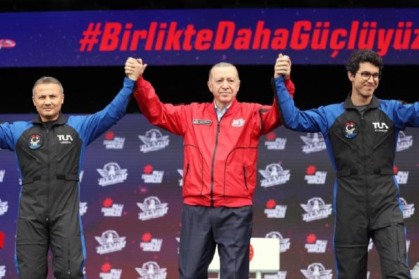Cumhurbaşkanı Erdoğan hediye etmişti... Türkiye'nin ilk uzay yolcularının bavullarında yer alacak