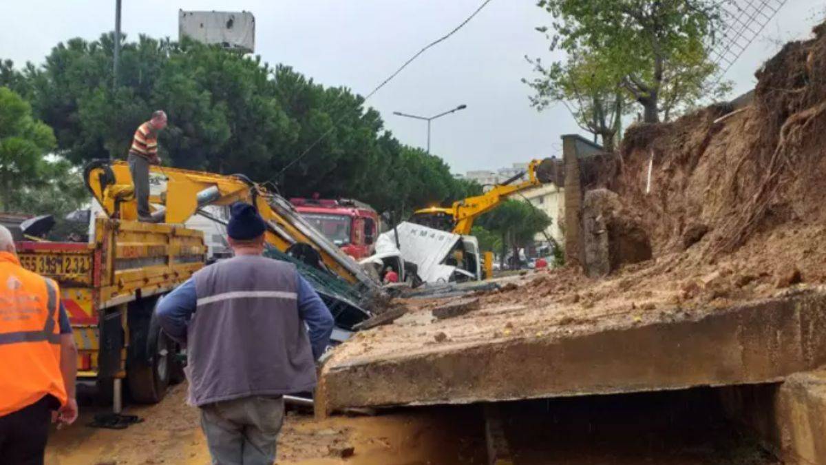 Pendik'te çöken duvarın altındaki araçta 5 kişi sıkıştı