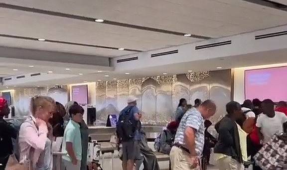 Soğukkanlı kadın herkesin gözü önünde düşen kulaklığı böyle çaldı