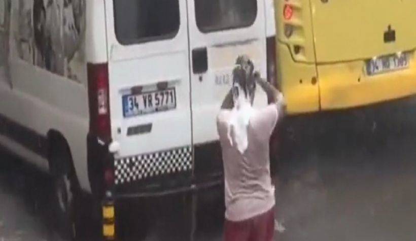 Arabasını durdurup yağmur altında duş aldı! İşte o anlar...