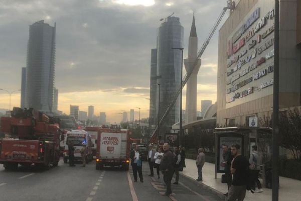 Maltepe'de bir AVM'de yangın çıktı
