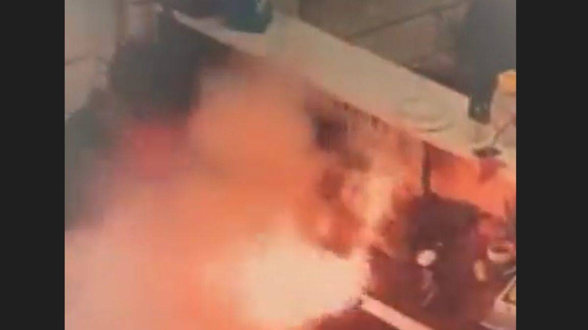 Cep telefonu bataryası bomba gibi patladı